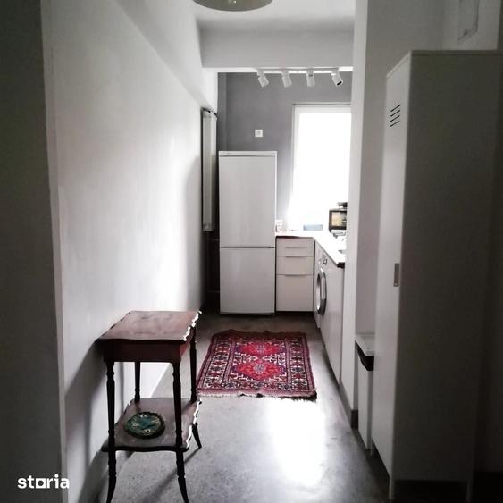 Apartament cu 3 camere semidecomandat în Centrul Civic