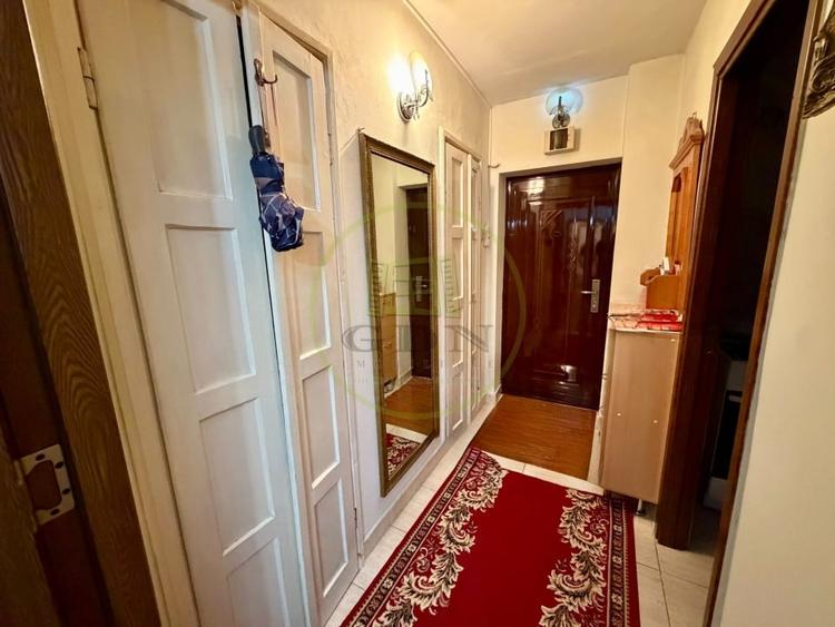Apartament cu 3 camere semidecomandat, mobilat în Calea Severinului