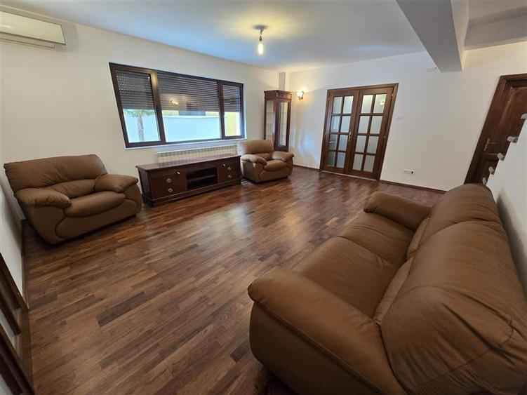 Casă individuală cu 9 camere cu Piscina în Banu Manta