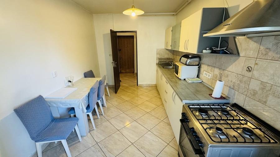 Apartament cu 3 camere semidecomandat, mobilat în Tineretului