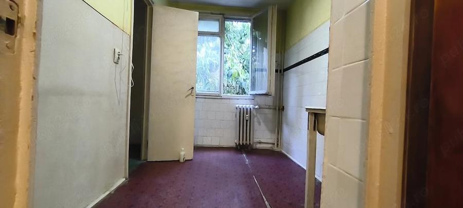 Apartament cu 3 camere semidecomandat în Berceni