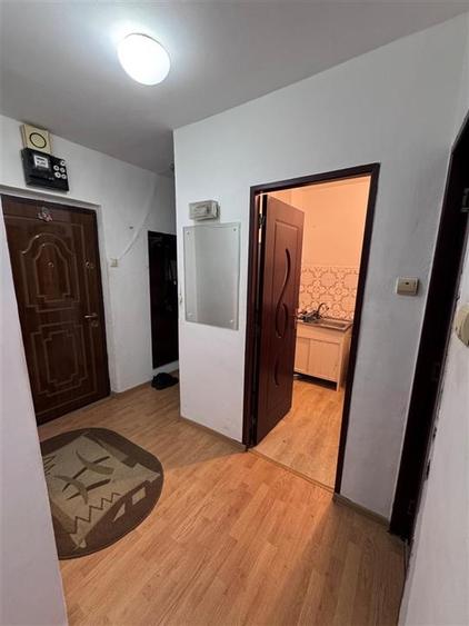 Apartament cu 3 camere decomandat în Berceni