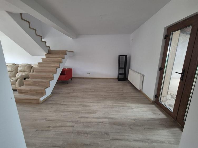 Duplex cu 3 camere cu Canalizare în Domnești