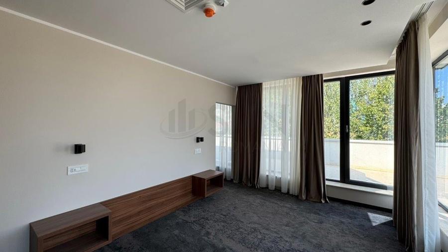 Hotel/Pensiune, de 2,930 mp, în P-ța Romană