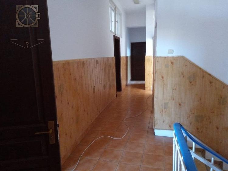 Casă individuală cu 12 camere cu Canalizare în Tineretului