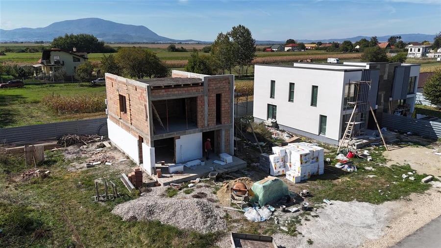 Casă individuală cu 4 camere cu Canalizare în Stupini