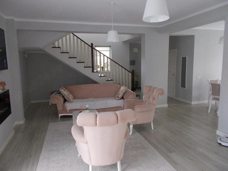 Casă cu 4 camere cu Teren 1190 Mp în Parța