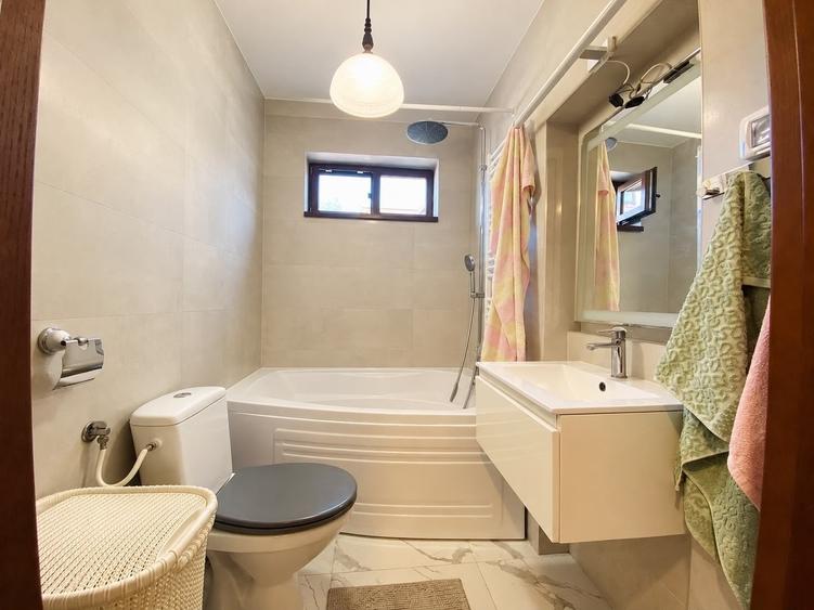 Casă cu 5 camere cu Teren 228 Mp în Domenii