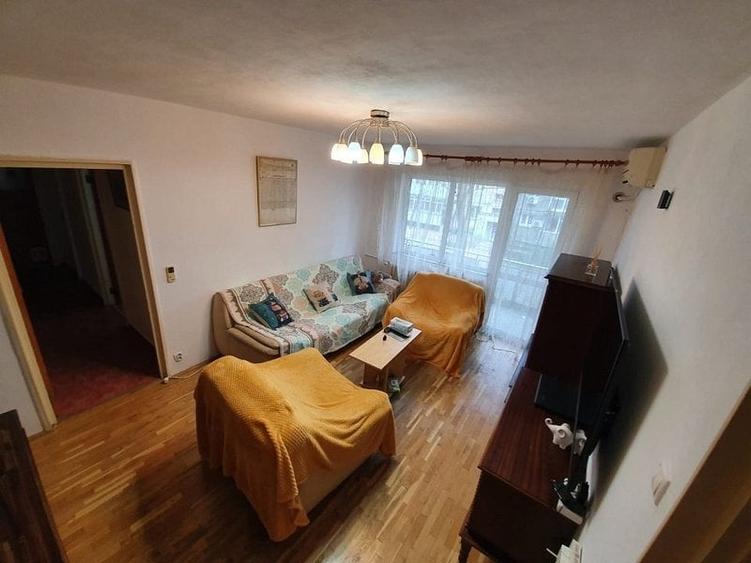 Apartament cu 4 camere semidecomandat în Berceni