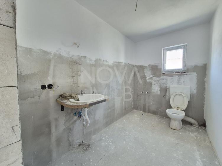 Apartament cu 3 camere semidecomandat în Turnișor
