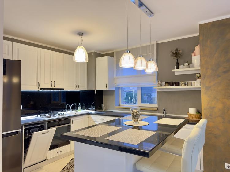 Apartament cu 3 camere semidecomandat, mobilat în Tătărași