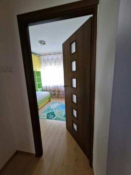 Apartament cu 3 camere semidecomandat în Brâncoveanu