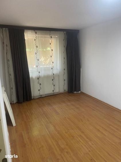 Casă cu 9 camere cu Teren 200 Mp în Fundeni