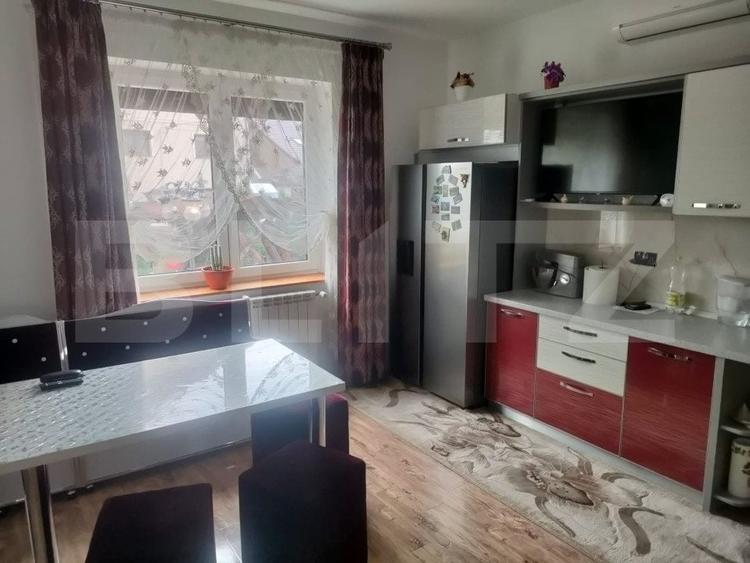 Casă individuală cu 8 camere cu Garaj în Marginea