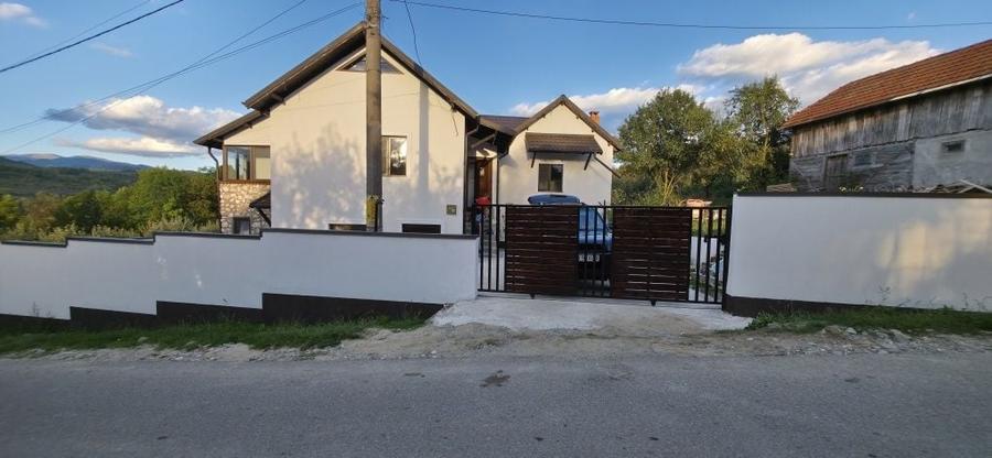 Casă cu 4 camere cu Teren 3468 Mp în Central
