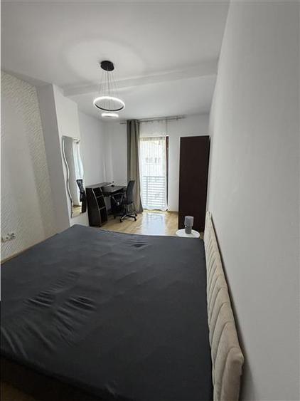 Apartament cu 3 camere semidecomandat, mobilat în Central