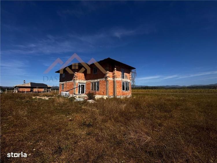 Casă cu 4 camere cu Teren 1380 Mp în Coltău