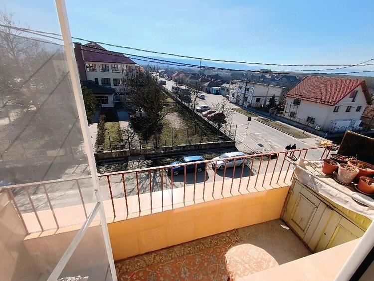 Apartament cu 3 camere semidecomandat, mobilat în Central