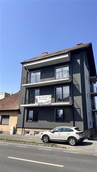 Apartament cu 3 camere decomandat în Tractorul