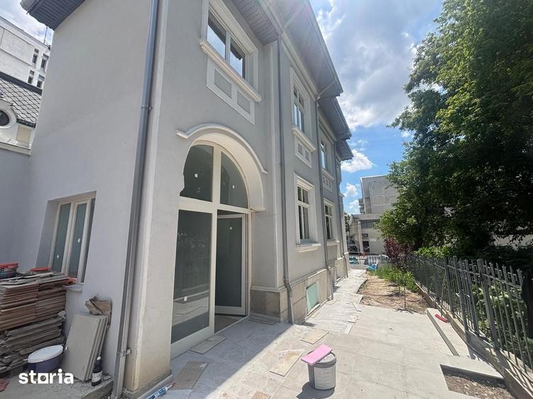 Casă cu 10 camere cu Teren 400 Mp în Copou