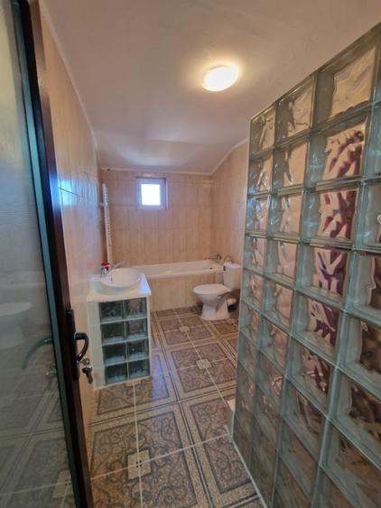Casă individuală cu 8 camere cu Canalizare în Fratelia