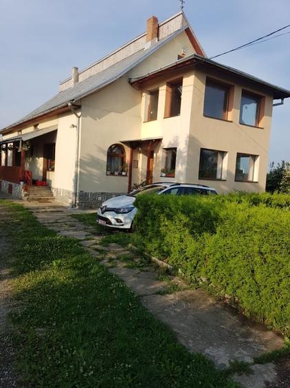 Casă cu 7 camere cu Teren 1450 Mp în Stupini