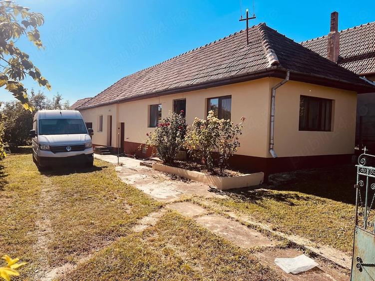 Casă cu 2 camere cu Teren 8000 Mp în Central