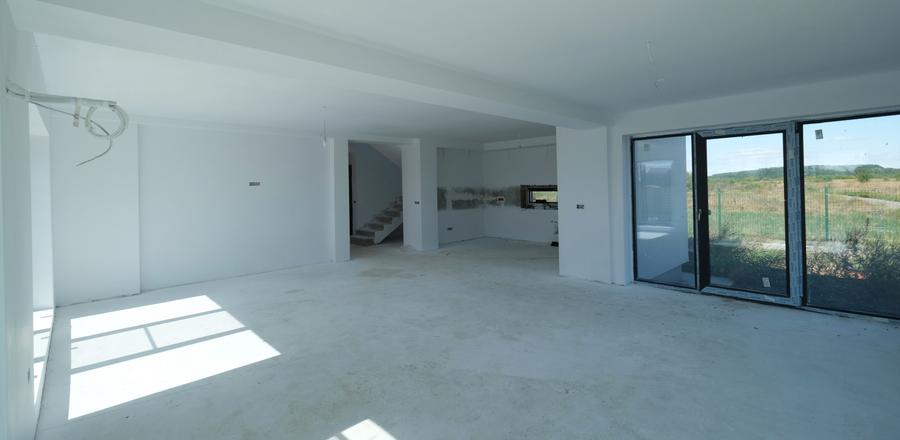 Casă individuală cu 6 camere cu Teren 700 Mp în Corbeanca