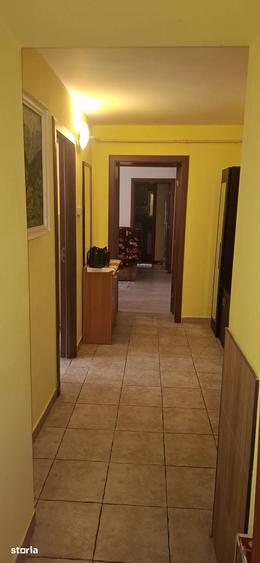 Apartament cu 3 camere decomandat în Dârste