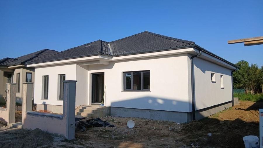 Casă cu 3 camere în Solidarității