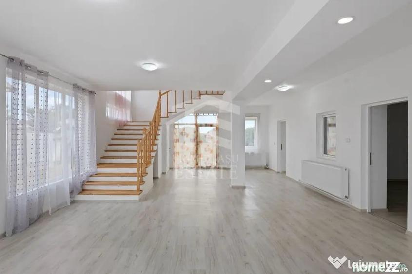 Casă cu 7 camere cu Teren 1446 Mp în Macea