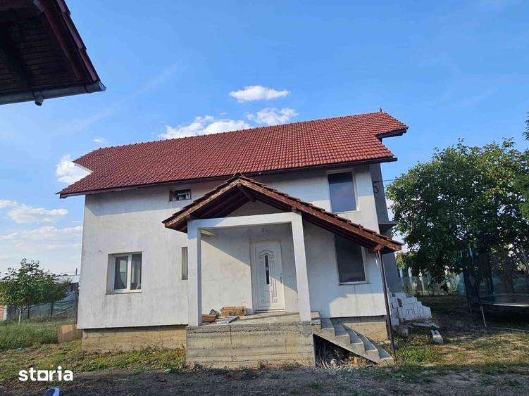 Casă cu 4 camere cu Teren 1418 Mp în Săcălaz