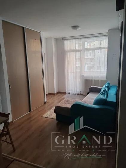 Apartament cu 3 camere semidecomandat, mobilat în Iris