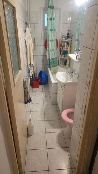 Apartament cu 3 camere semidecomandat în Groapa