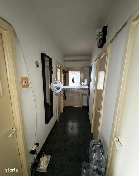 Apartament cu 3 camere semidecomandat în Podu Roș