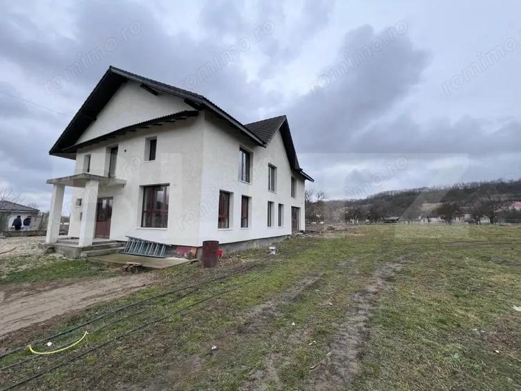 Casă cu 12 camere cu Teren 3730 Mp în Stremț