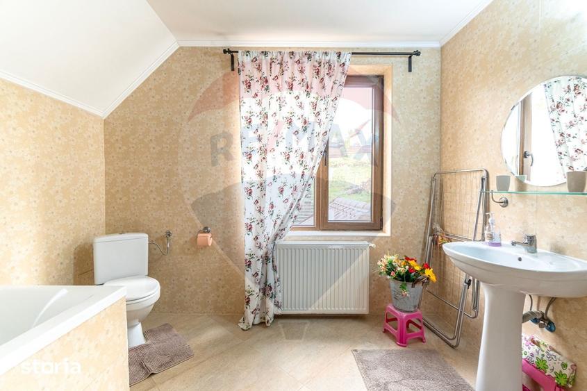 Casă cu 4 camere cu Teren 1053 Mp în Fundata