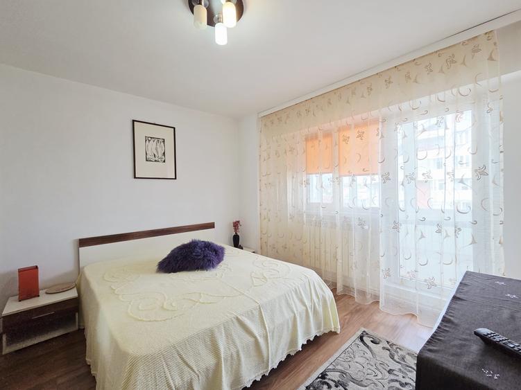 Apartament cu 3 camere decomandat, mobilat în Piața Centrală
