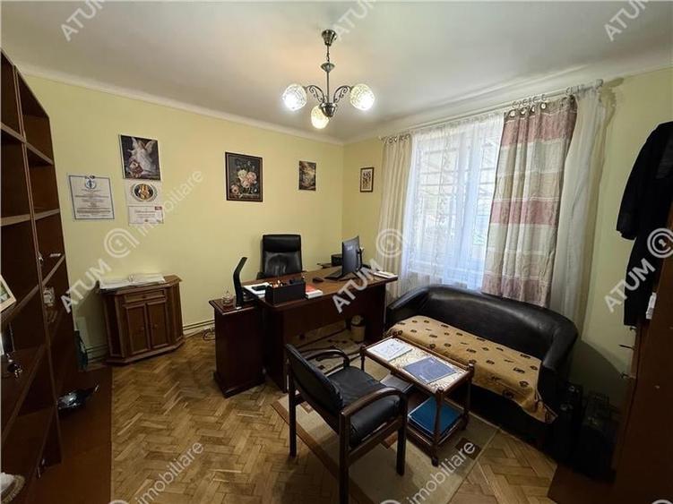 Casă individuală cu 7 camere cu Canalizare în Calea Poplăcii