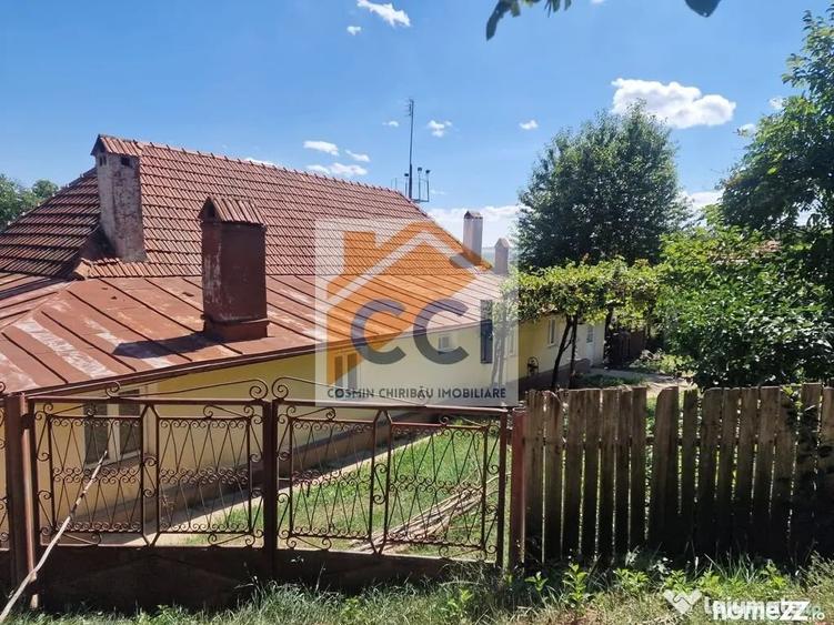 Casă cu 5 camere cu Teren 10426 Mp în Est