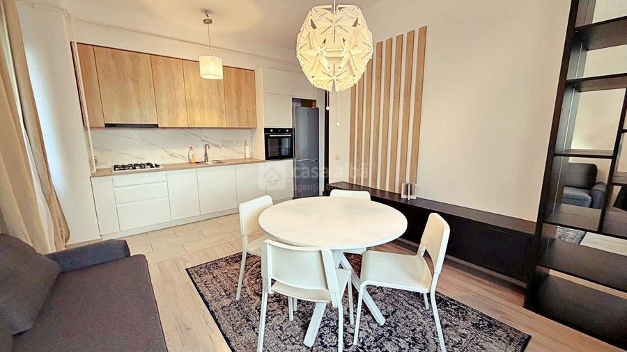 Apartament cu 3 camere semidecomandat, mobilat în Central