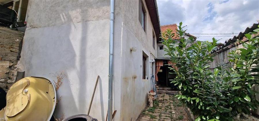 Casă individuală cu 6 camere cu Canalizare în Ultracentral