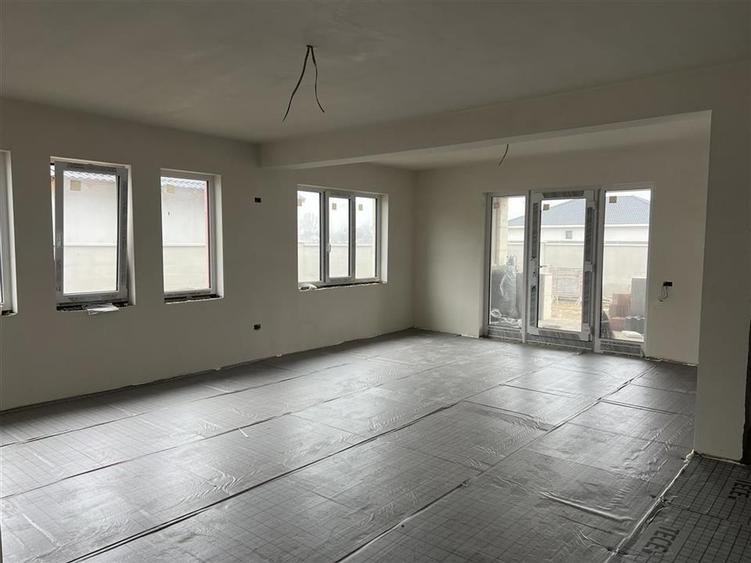 Casă cu 5 camere cu Teren 500 Mp în Sântandrei