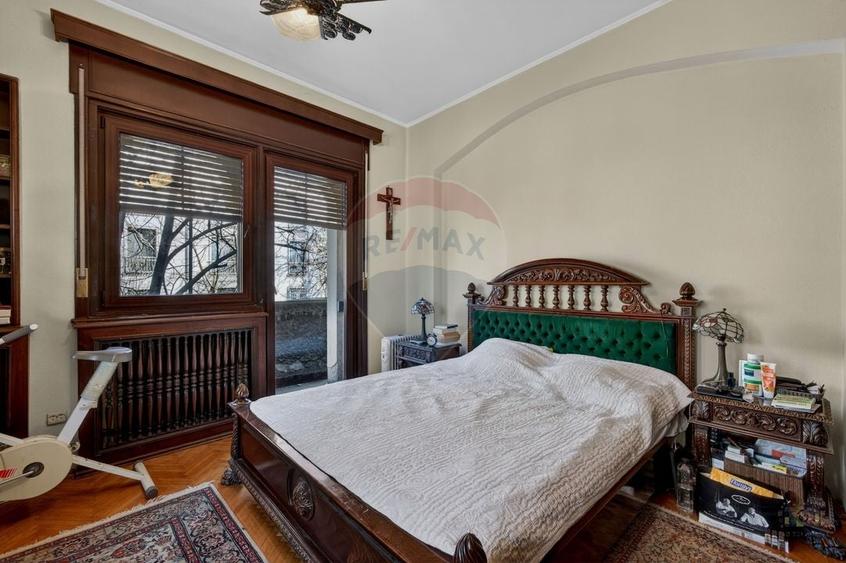 Apartament cu 10 camere decomandat, mobilat în Capitale