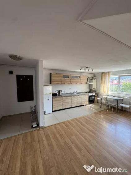 Apartament cu 3 camere semidecomandat în Florești