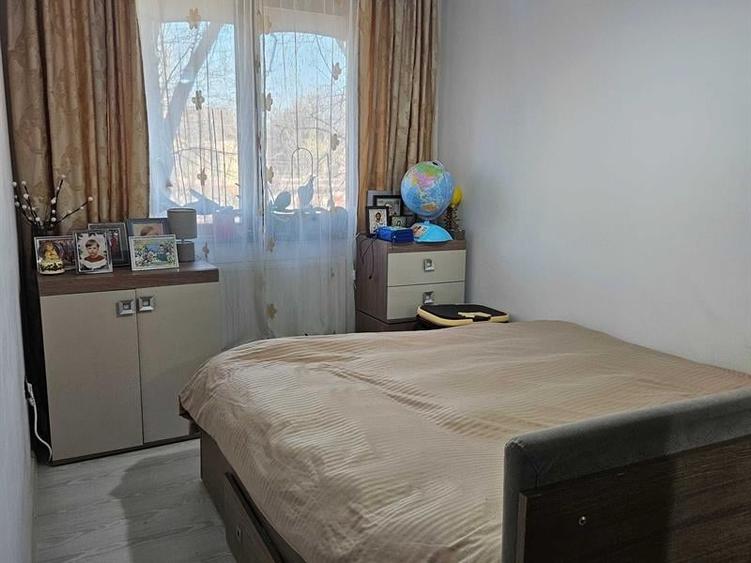 Apartament cu 3 camere semidecomandat în Calea București