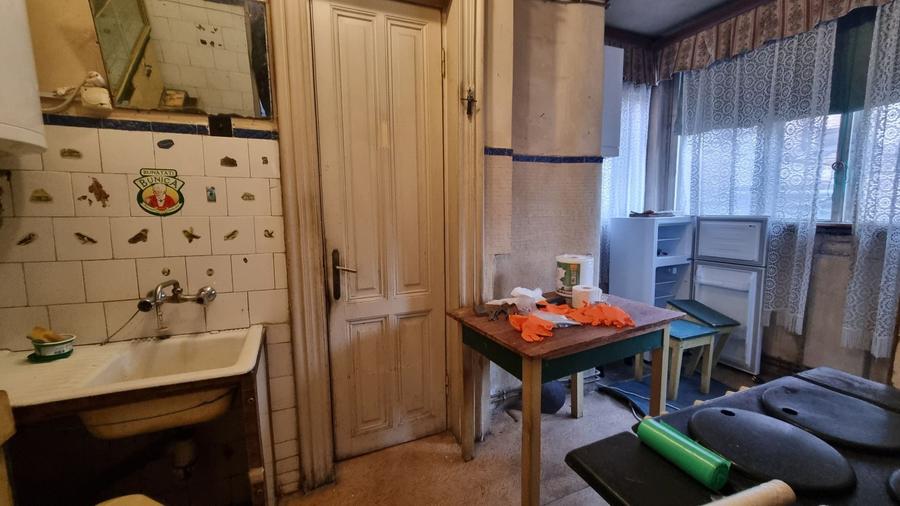 Casă individuală cu 5 camere cu Canalizare în Calea Victoriei