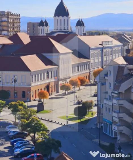 Apartament cu 3 camere semidecomandat în Central