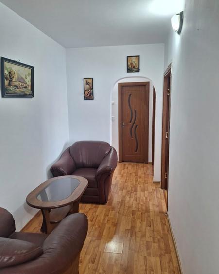 Apartament cu 3 camere decomandat, mobilat în Mircea cel Bătrân