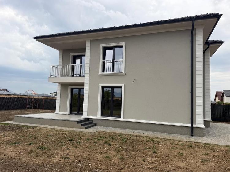 Casă individuală cu 4 camere cu Canalizare în Cristian